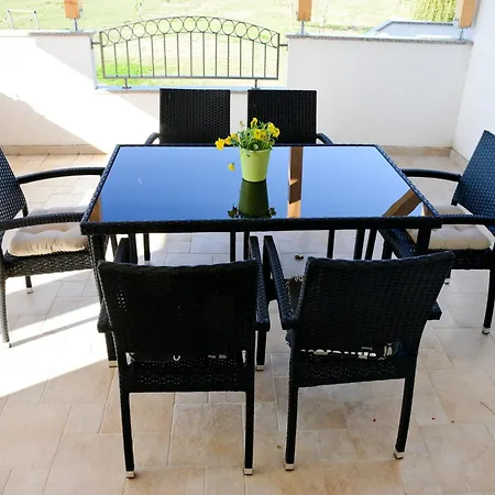 In With Barbecue شقة Ljubač