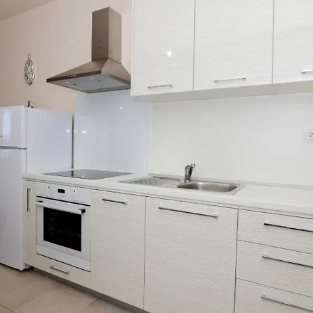 Apartment Refreshing In With Shared Garden
