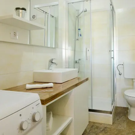 Refreshing In With Shared Garden Apartment